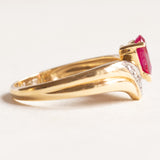 Vintage „V“-Ring aus 18 Karat Gelb- und Weißgold mit Rubin (ca. 0.48 ct) und Diamanten (ca. 0.07 ctw), 60er/70er Jahre