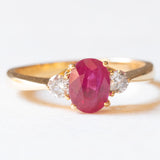 Trilogie-Ring aus 18 Karat Gelbgold mit synthetischem Rubin (ca. 1 ct) und Diamanten im Brillantschliff (ca. 0.20 ctw), 80er Jahre