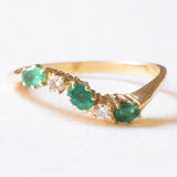 Vintage-Ring aus 18 Karat Gelbgold mit Smaragden und Diamanten im Brillantschliff (ca. 0.10 ct), 60er/70er Jahre
