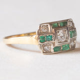 Art-Déco-Ring aus 14-karätigem Gelb- und Weißgold mit Smaragden und Diamanten (zentraler Brillantschliff ca. 0.15 ct), 30er Jahre