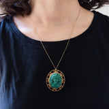 Ciondolo/spilla vintage in oro giallo 18K con cammeo su malachite, anni ‘60