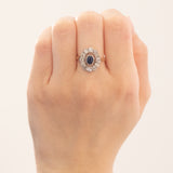 Gänseblümchenring im Art-déco-Stil aus Platin und 12-karätigem Gelbgold mit Saphiren (ca. 0.40 ct) und Diamanten im alten Minenschliff (ca. 0.80 ctw), 20er/30er Jahre