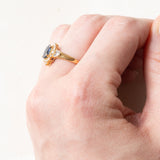 Vintage-Gänseblümchenring aus 18 Karat Gelb- und Weißgold mit Saphiren (ca. 0.75 ct) und Diamanten im Brillantschliff (ca. 0.20 ctw), 60er Jahre