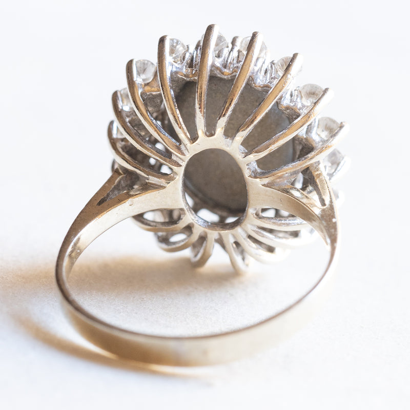 Anello a margherita vintage in oro bianco 14K con opale triplet e diamanti di taglio brillante (0.36ctw ca.), anni ‘60/‘70