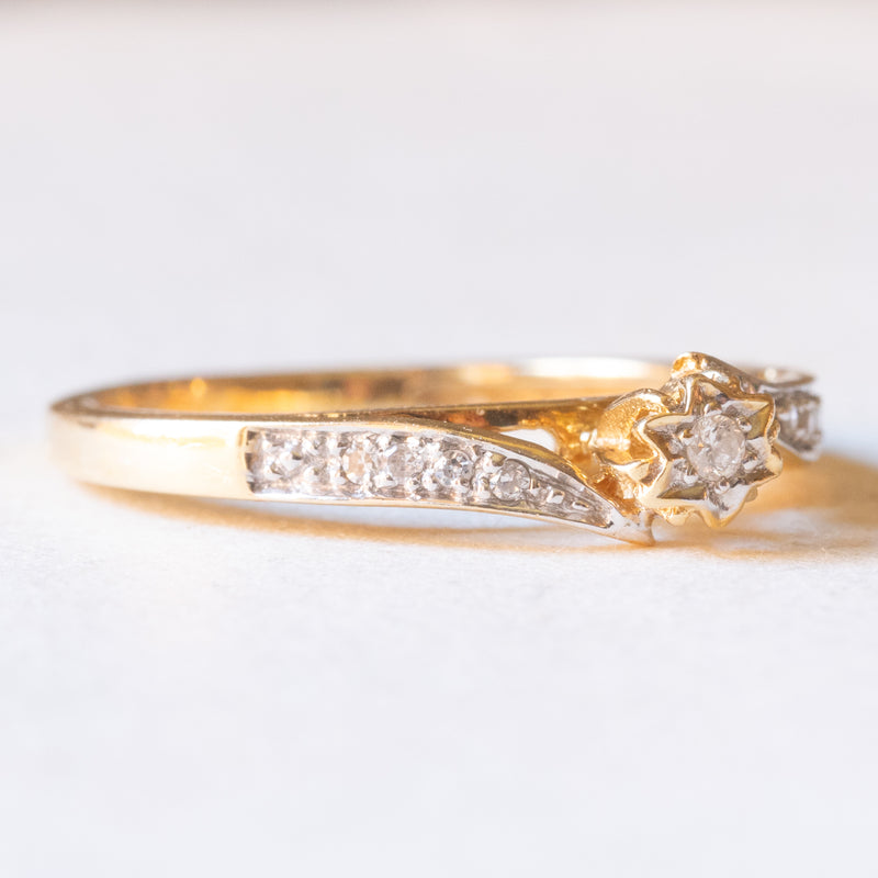 Anello vintage in oro giallo e in oro bianco 18K con diamanti (0.10ctw ca.), anni ‘40/‘50