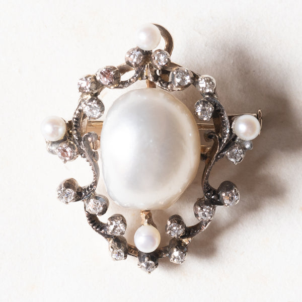 Spilla/ciondolo in oro giallo 14K e in argento con perla mabé bianca, perline bianche e diamanti di taglio vecchio, primi del ‘900