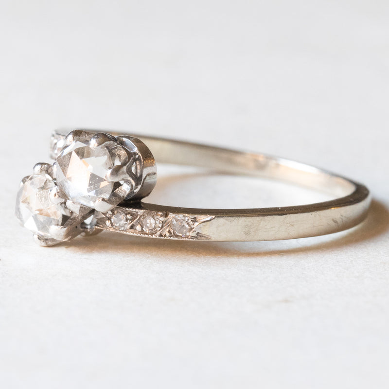Toi et Moi antico in platino e in oro bianco 18K con diamanti centrali di taglio rosa coroné (0.70ctw ca.) e diamanti laterali di taglio rosetta, anni ‘20/‘30