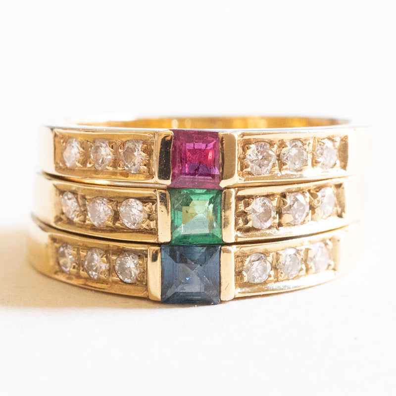 Tre anelli vintage in oro giallo 14K con rubino (0.15ct ca.), smeraldo (0.15ct), zaffiro (0.20ct ca.) e diamanti (0.30ctw ca.), anni ‘70