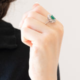 Vintage Gänseblümchen-Ring aus 18 Karat Weißgold mit Smaragd (ca. 0.90 ct) und Diamanten im Brillantschliff (ca. 1.20 ctw), 60er