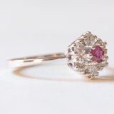 Vintage-Gänseblümchenring aus 14-karätigem Weißgold mit Rubinen (ca. 0.18 ct) und Diamanten im Brillantschliff (ca. 0.35 ctw), 70er Jahre