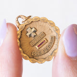 Französischer Vintage-Anhänger „Plus qu'hier que domain“ aus 18 Karat Gelb- und Weißgold mit Rubinen, 60er/70er Jahre