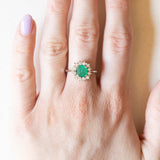 Vintage Gänseblümchen-Ring aus 18 Karat Weißgold mit Smaragd (ca. 0.85 ct) und Diamanten im Brillantschliff (ca. 0.36 ctw), 60er