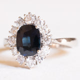 Vintage-Gänseblümchenring aus 18 Karat Weißgold mit Saphiren (ca. 1.60 ct) und Diamanten im Brillantschliff (ca. 0.52 ctw), 60er Jahre