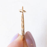 Französischer Vintage-Anhänger „Plus qu'hier que domain“ aus 18 Karat Gelb- und Weißgold mit Rubinen, 60er/70er Jahre