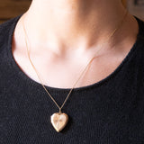 Vintage 9K Gelbgold plattierter Herz-Fotoanhänger aus Metall mit eingraviertem Kreuz, 60er Jahre