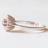 Vintage-Gänseblümchenring aus 14-karätigem Weißgold mit Rubinen (ca. 0.18 ct) und Diamanten im Brillantschliff (ca. 0.35 ctw), 70er Jahre