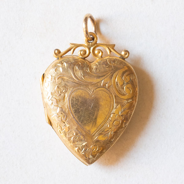 Ciondolo portafoto vintage a forma di cuore con lamina in oro giallo 9K su metallo con disegni incisi, anni ‘40/‘50
