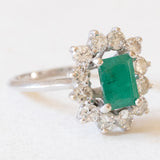 Vintage Gänseblümchen-Ring aus 18 Karat Weißgold mit Smaragd (ca. 0.90 ct) und Diamanten im Brillantschliff (ca. 1.20 ctw), 60er