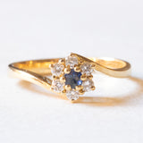 Vintage 18K yellow gold daisy ring with sapphire (approx. 0.06ct) and diamonds (approx. 0.09ctw), 60s/70s