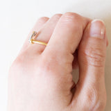 Vintage-Ring aus 18 Karat Gelbgold und Weißgold mit Diamanten im Brillantschliff (ca. 0.08 ctw), 40er/50er Jahre