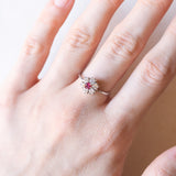 Vintage-Gänseblümchenring aus 14-karätigem Weißgold mit Rubinen (ca. 0.18 ct) und Diamanten im Brillantschliff (ca. 0.35 ctw), 70er Jahre