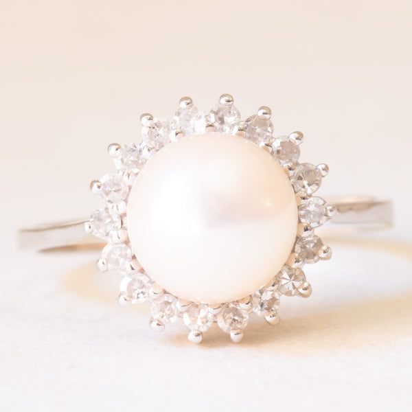 Anello a margherita vintage in oro bianco 14K con perla bianca e diamanti (0.36ctw ca.), anni ‘60