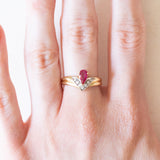 Vintage „V“-Ring aus 18 Karat Gelb- und Weißgold mit Rubin (ca. 0.48 ct) und Diamanten (ca. 0.07 ctw), 60er/70er Jahre