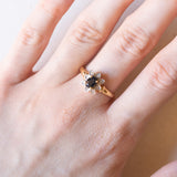 Vintage-Gänseblümchenring aus 18-karätigem Gelb- und Weißgold mit Saphiren (ca. 0.50 ct) und Diamanten (ca. 0.04 ctw), 60er Jahre