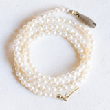 4 Juwelen in 1: Vintage-Halskette mit weißen Perlen und Silberverschluss und Anhänger/Brosche aus 14-karätigem Gelbgold mit Kamee auf Achat und weißen Perlen, 70er Jahre