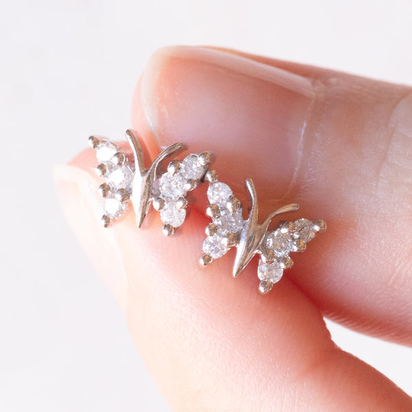 Orecchini moderni a forma di farfalle in oro bianco 9K con diamanti di taglio brillante (0.16ctw ca.)