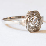 Art-Deco-Solitär in 18 Karat Weißgold mit Diamant im Brillantschliff (ca. 0.12 ct), 20er/30er Jahre