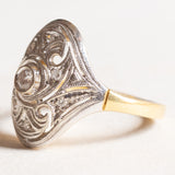 Винтажное кольцо в стиле ар-деко из 18-каратного желтого и белого золота с бриллиантом (в центре около 0.15 карата)