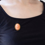 Vintage-Anhänger/Brosche aus 18 Karat Gelbgold mit orangefarbener Korallenkamee, 60er Jahre