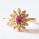 Vintage 18K Yellow Gold Ruby (approx.0.25ct) & Diamonds (approx.0.06ctw) Daisy Ring, 60s