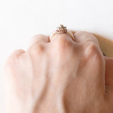 Antiker Gänseblümchenring aus 10 Karat Gelbgold mit zentralem Diamanten im Rosenschliff und seitlichen Diamanten im Rosenschliff, Anfang des 900. Jahrhunderts