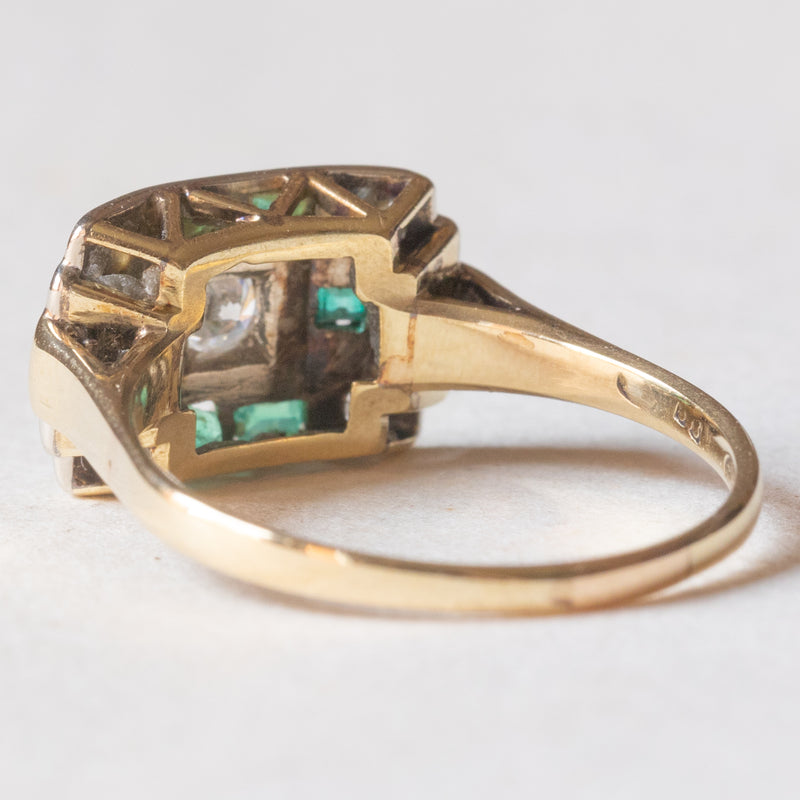 Anello Art Déco in oro giallo e in oro bianco 14K con smeraldi e diamanti (centrale di taglio brillante di 0.15ct ca.), anni ‘30