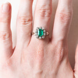 Vintage-Gänseblümchenring aus 18-karätigem Weißgold mit synthetischem Smaragd (ca. 0.75 ct) und Diamanten (ca. 0.05 ctw), 60er/70er Jahre