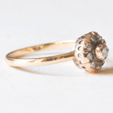 Antiker Gänseblümchenring aus 10 Karat Gelbgold mit zentralem Diamanten im Rosenschliff und seitlichen Diamanten im Rosenschliff, Anfang des 900. Jahrhunderts