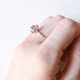 Vintage-Gänseblümchenring aus 14-karätigem Weißgold mit Rubinen (ca. 0.18 ct) und Diamanten im Brillantschliff (ca. 0.35 ctw), 70er Jahre