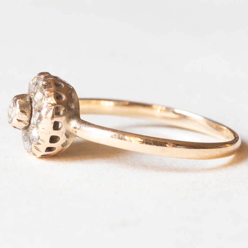 Anello a margherita antico in oro giallo 10K con diamante centrale di taglio rosa coroné e diamanti laterali di taglio rosetta, primi del ‘900