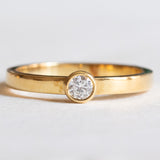 Vintage Solitär aus 18 Karat Gelbgold im Brillantschliff (ca. 0.15 ct), 70er Jahre