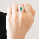 Vintage Gänseblümchen-Ring aus 18 Karat Weißgold mit Smaragd (ca. 0.90 ct) und Diamanten im Brillantschliff (ca. 1.20 ctw), 60er