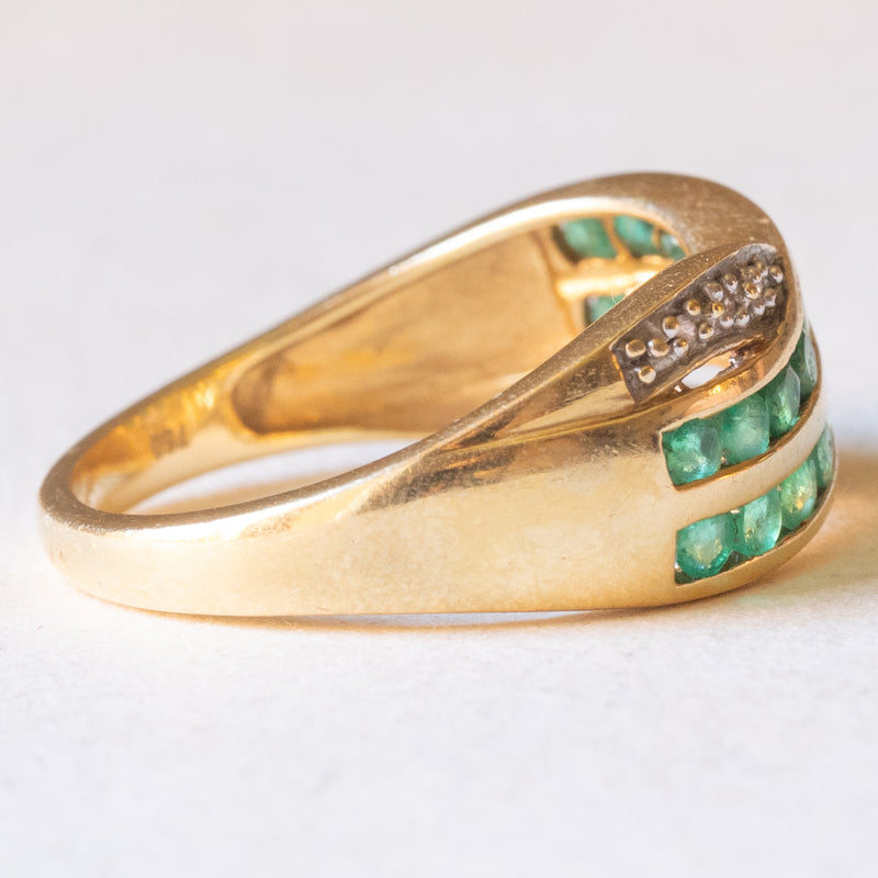 Anello a fascia vintage in oro giallo e in oro bianco 18K con smeraldi e diamanti, anni ‘60/‘70