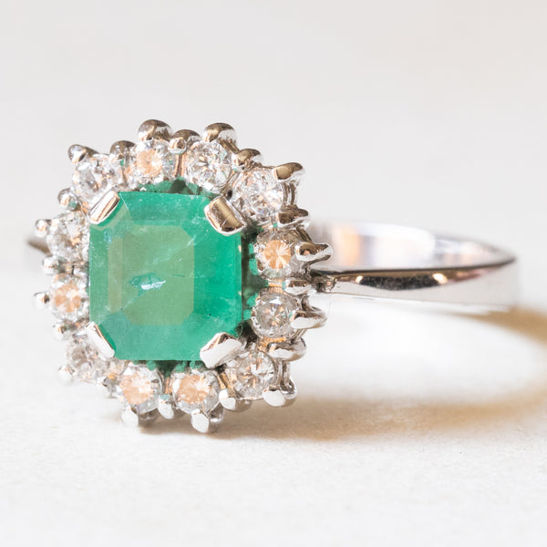 Anello vintage a margherita in oro bianco 18K con smeraldo (0.85ct ca.) e diamanti di taglio brillante (0.36ctw ca.), anni ‘60