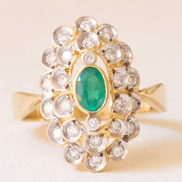 Anello vintage in oro giallo e bianco 18K con smeraldo (0.25ct ca.) e diamanti di taglio brillante (0.37ctw ca.), anni ‘60/‘70
