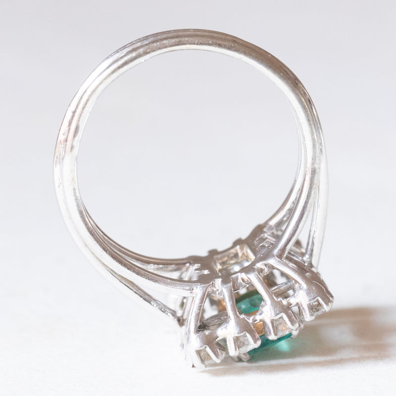 Anello a margherita francese vintage in platino e in oro bianco 18K con smeraldo (0.90ct ca.) e diamanti (0.70ctw ca.), anni ‘50/‘60