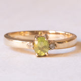 Vintage 9K Gelbgold Trilogie Ring mit Peridot (ca. 0.29ct) und weißem Topas, 60er/70er Jahre