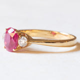 Trilogie-Ring aus 18 Karat Gelbgold mit synthetischem Rubin (ca. 1 ct) und Diamanten im Brillantschliff (ca. 0.20 ctw), 80er Jahre