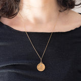 Französischer Vintage-Anhänger „Plus qu'hier que domain“ aus 18 Karat Gelb- und Weißgold mit Rubinen, 60er/70er Jahre