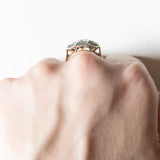 Art-Déco-Ring aus 14-karätigem Gelb- und Weißgold mit Smaragden und Diamanten (zentraler Brillantschliff ca. 0.15 ct), 30er Jahre